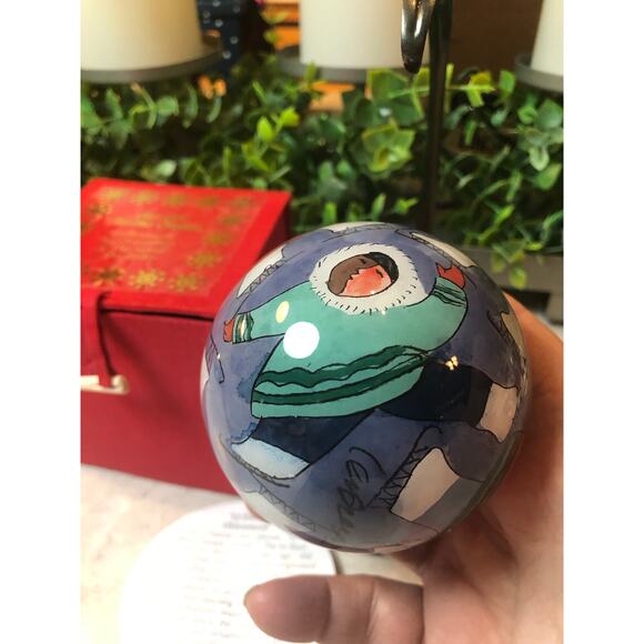 “Li Bien” One of a kind Christmas ornament. Eskimos skating hand-painted signed. - Picture 6 of 10
